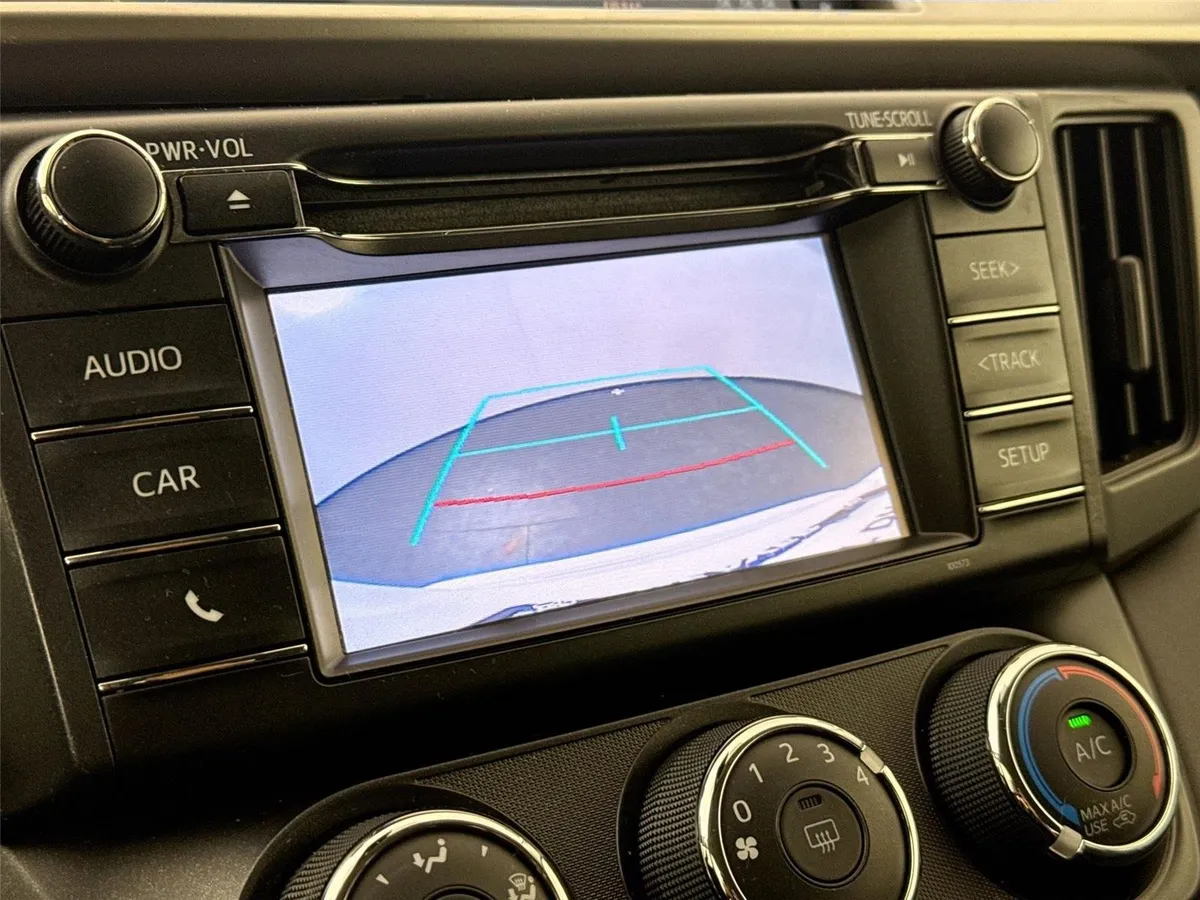 2018 Toyota RAV4 LE thumbnail 21