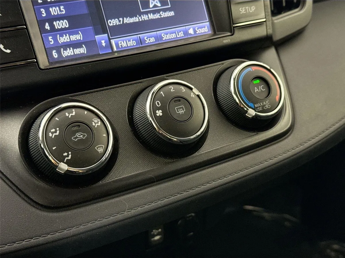 2018 Toyota RAV4 LE thumbnail 22