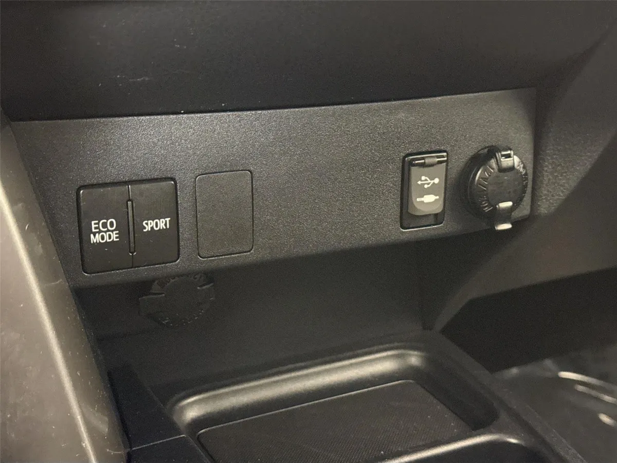 2018 Toyota RAV4 LE thumbnail 23