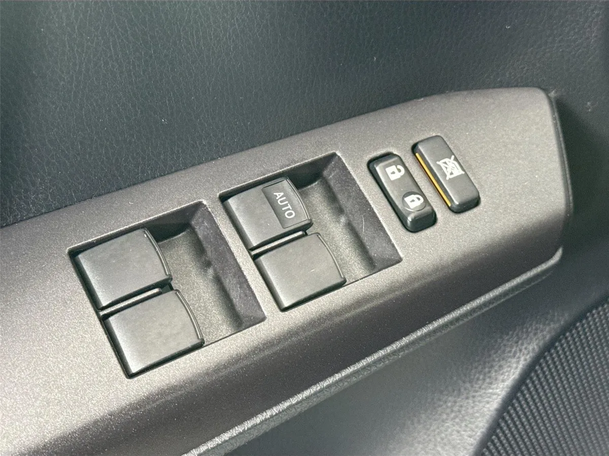 2018 Toyota RAV4 LE thumbnail 25