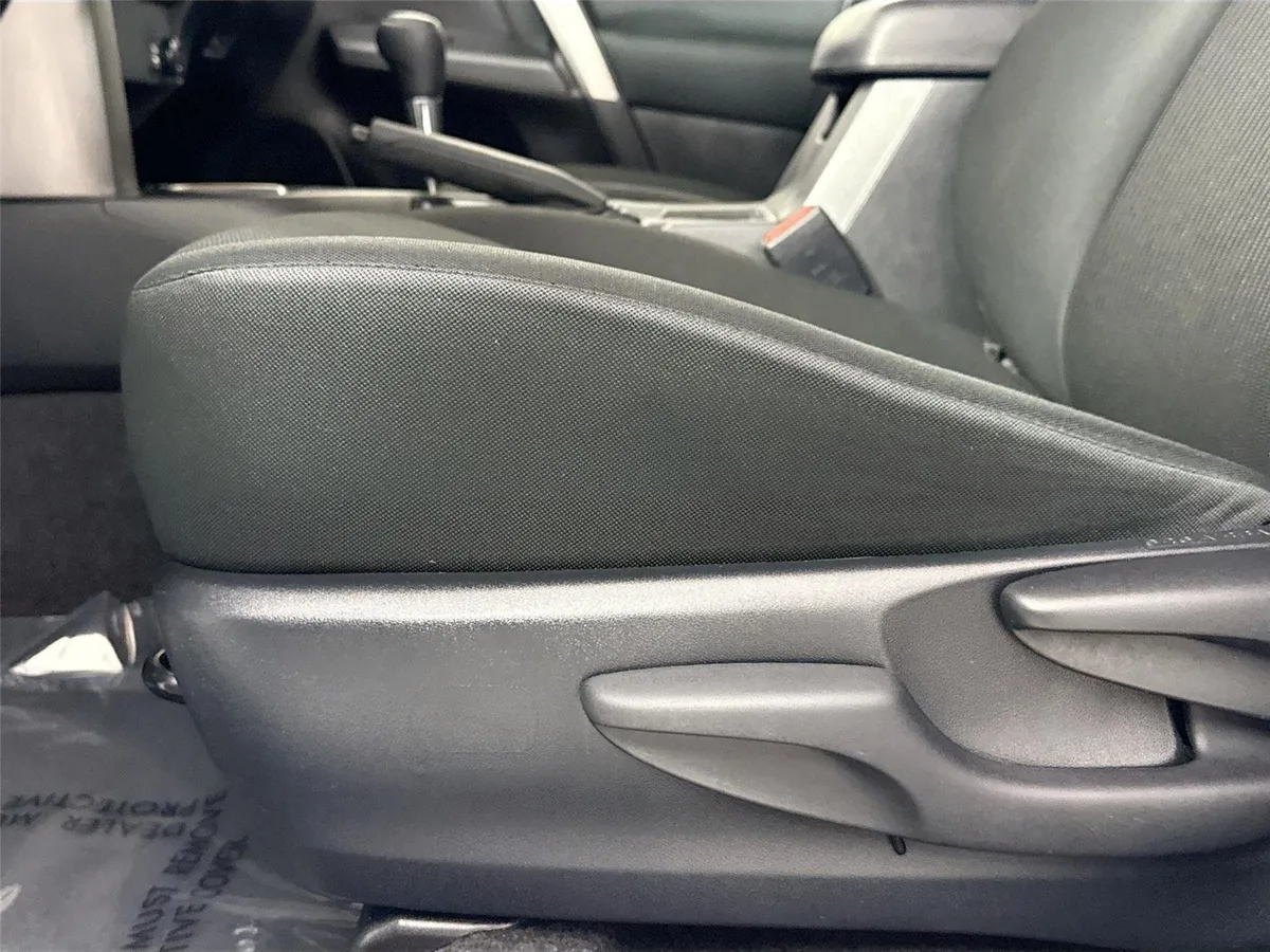 2018 Toyota RAV4 LE thumbnail 26