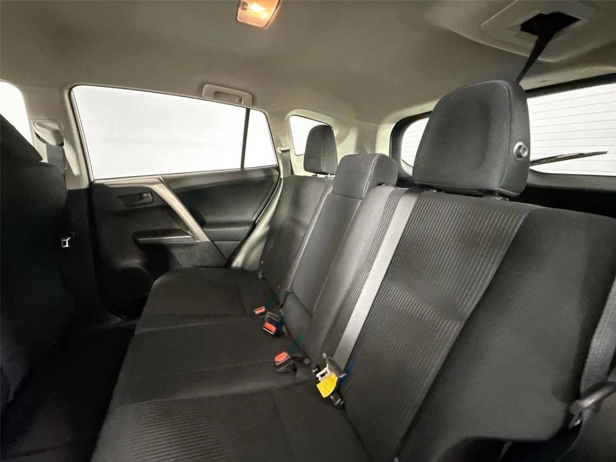 2018 Toyota RAV4 LE thumbnail 27