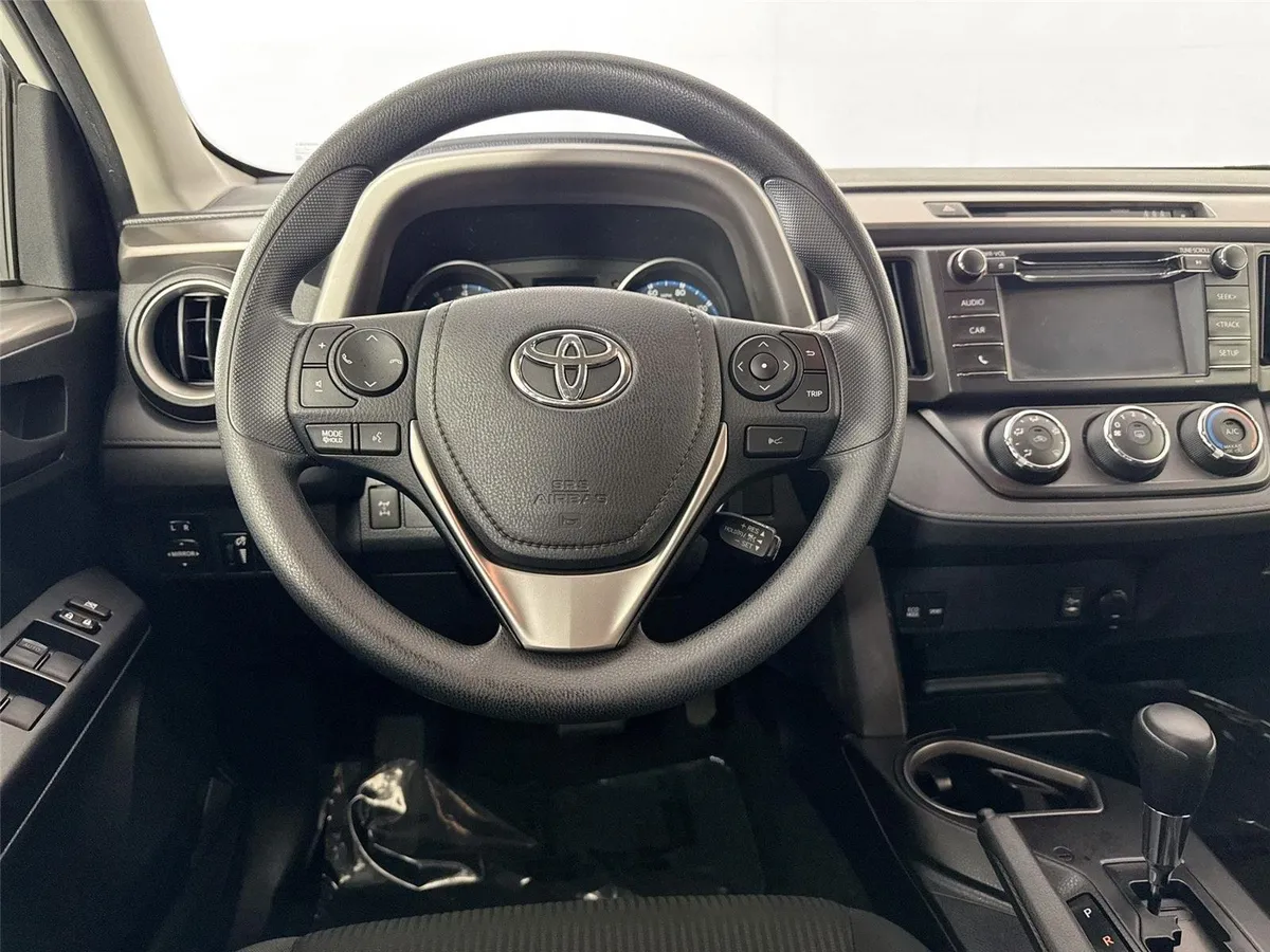 2018 Toyota RAV4 LE thumbnail 28