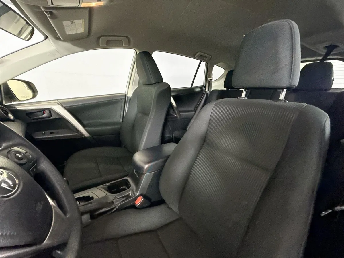 2018 Toyota RAV4 LE thumbnail 3