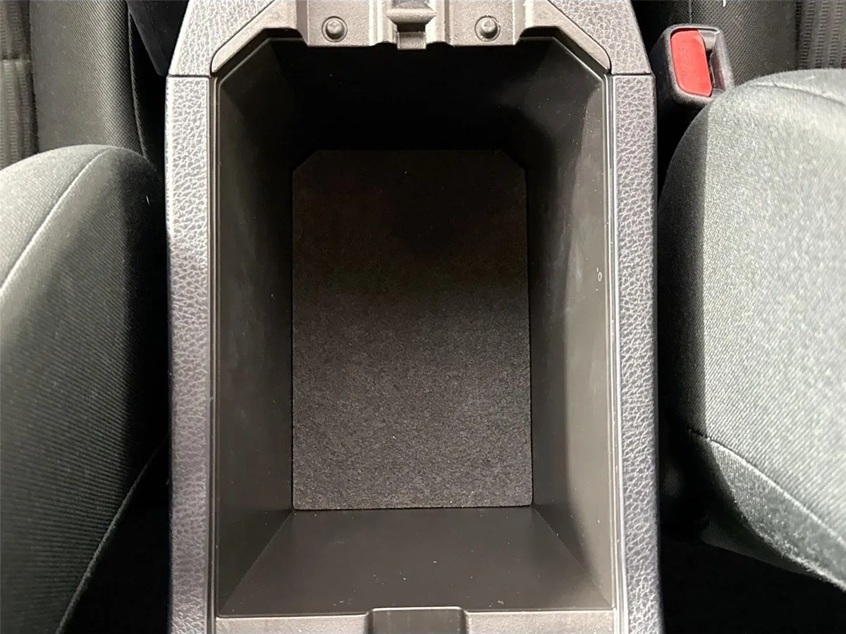 2018 Toyota RAV4 LE thumbnail 30