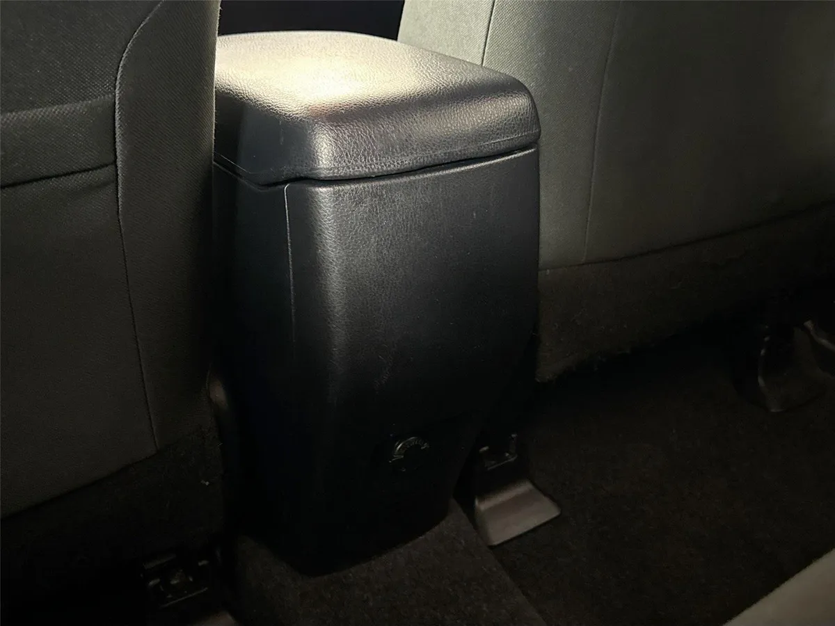 2018 Toyota RAV4 LE thumbnail 31