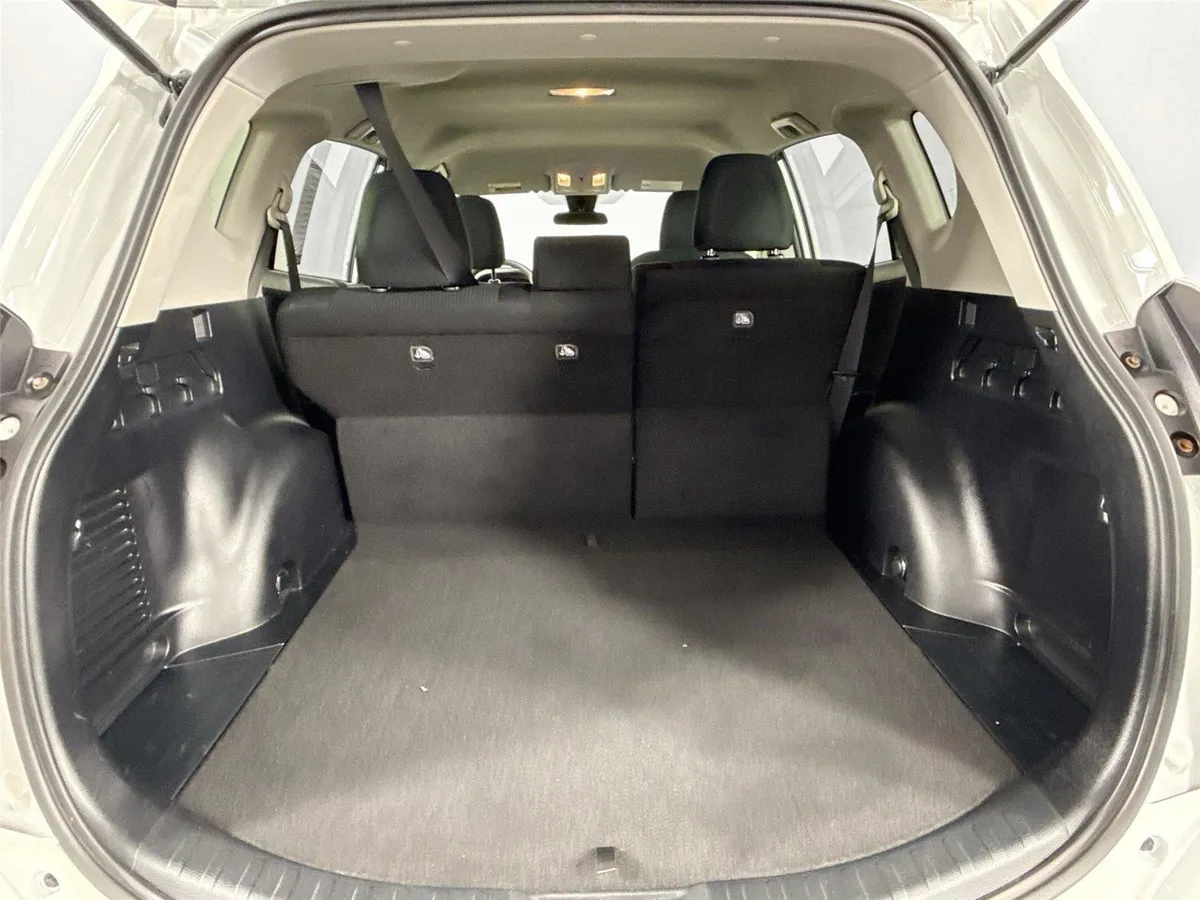 2018 Toyota RAV4 LE thumbnail 33