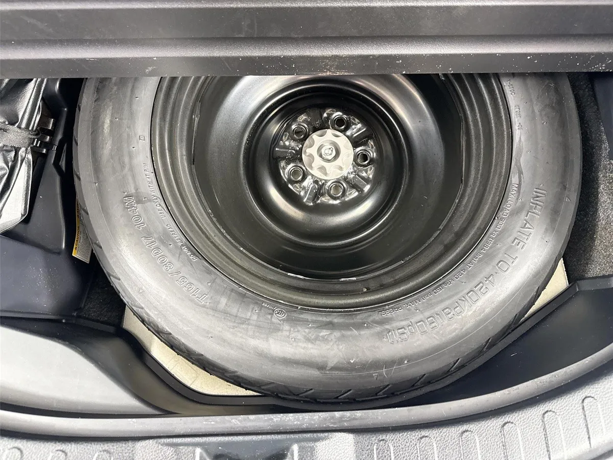 2018 Toyota RAV4 LE thumbnail 34