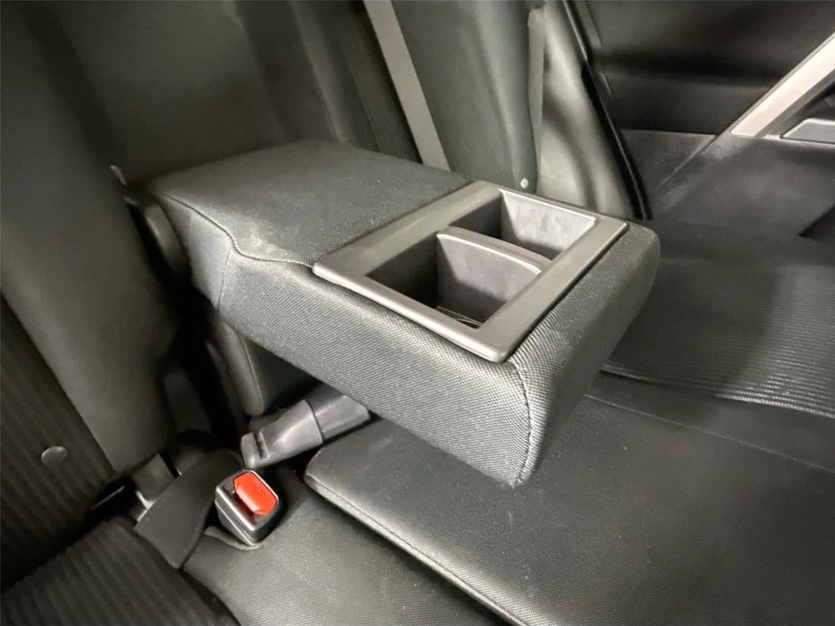 2018 Toyota RAV4 LE thumbnail 35