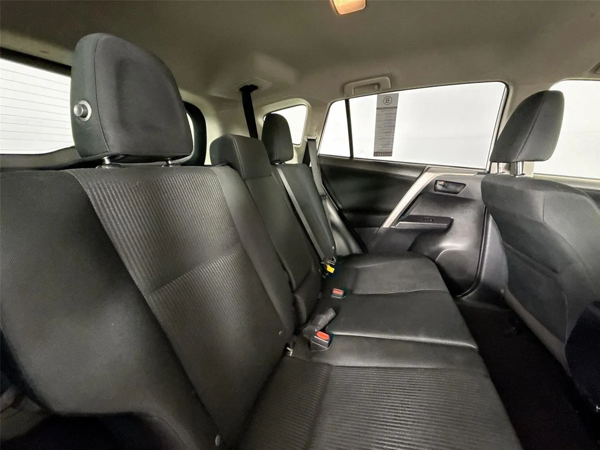 2018 Toyota RAV4 LE thumbnail 36