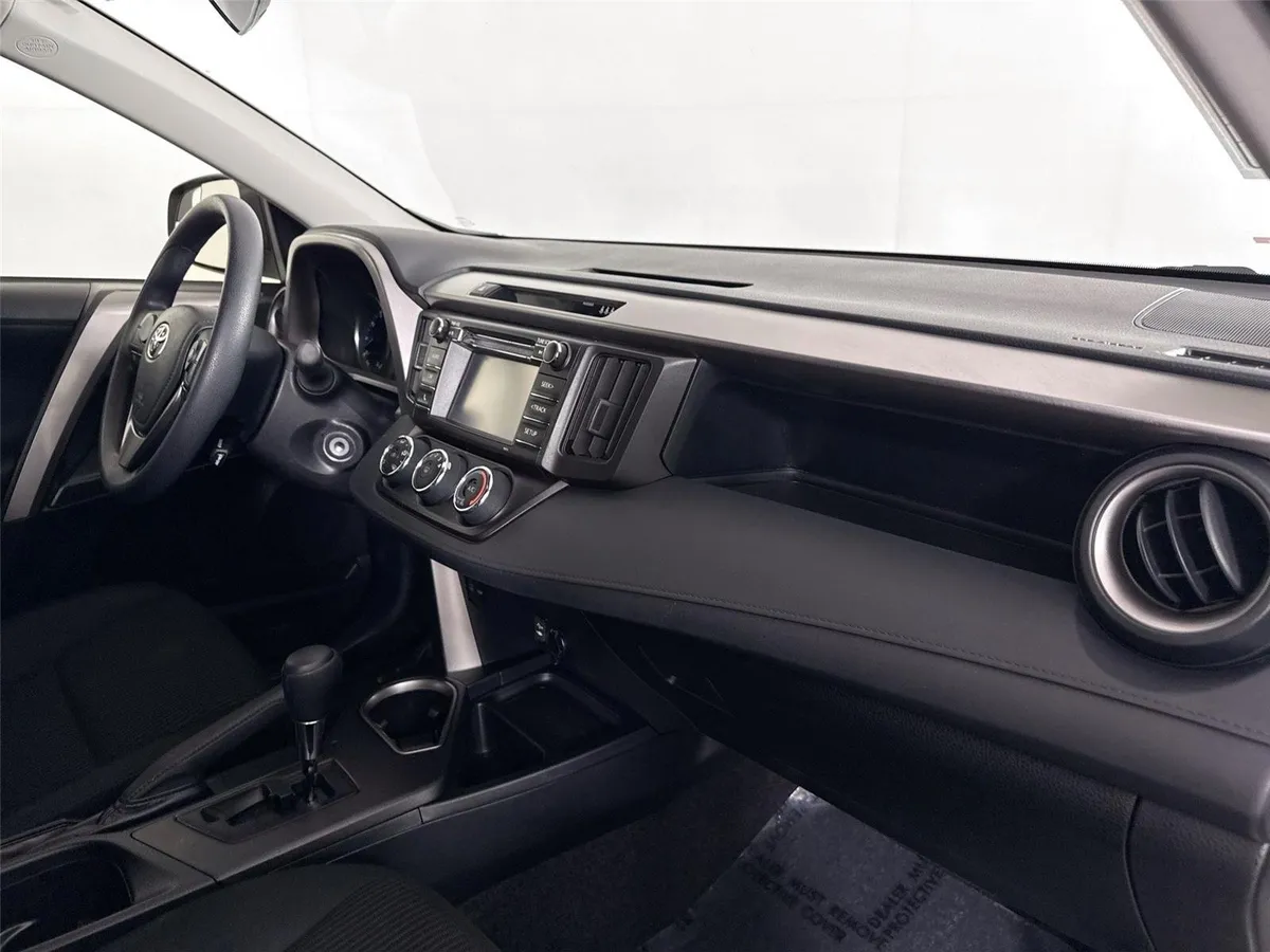 2018 Toyota RAV4 LE thumbnail 38