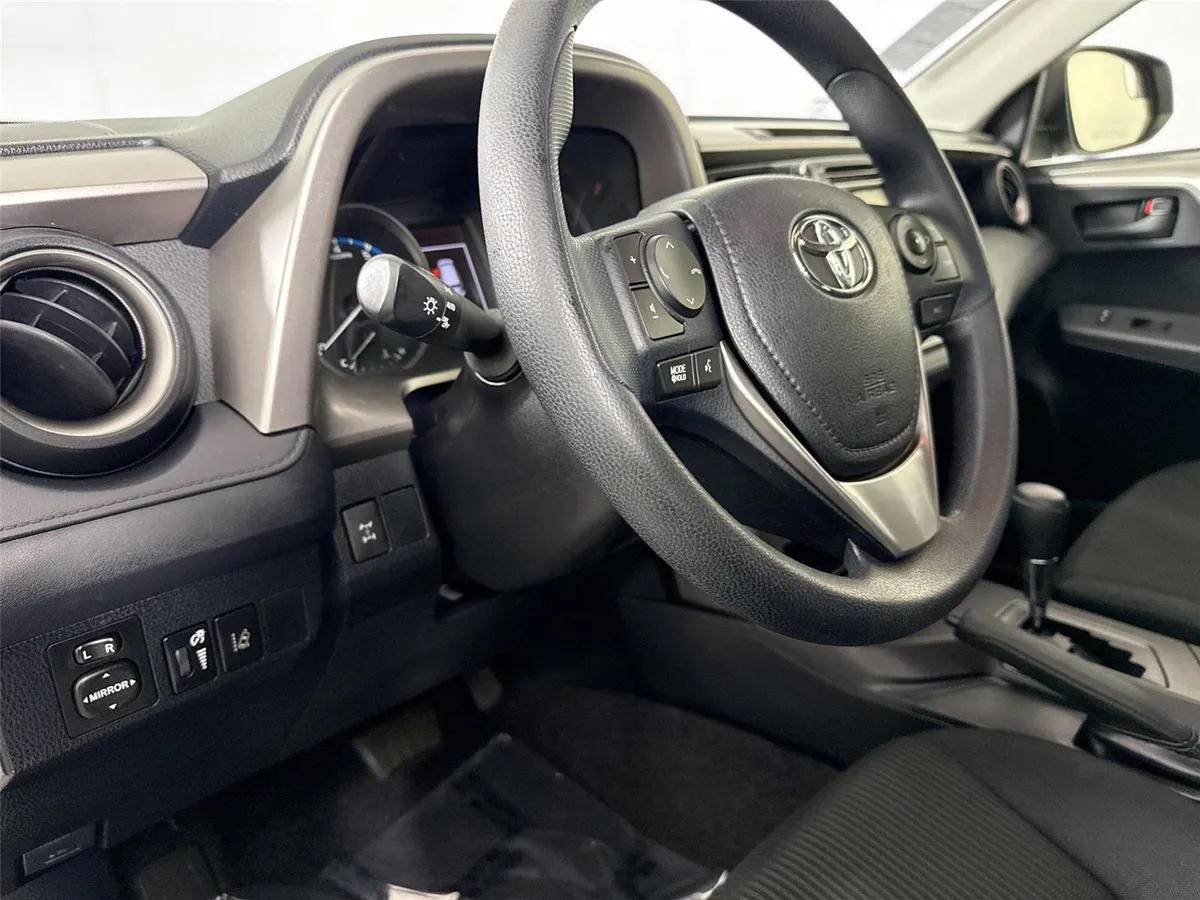 2018 Toyota RAV4 LE thumbnail 4