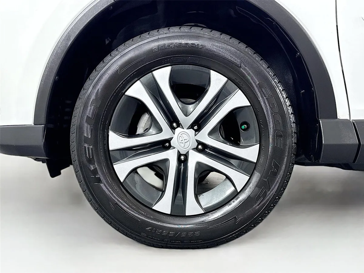 2018 Toyota RAV4 LE thumbnail 40