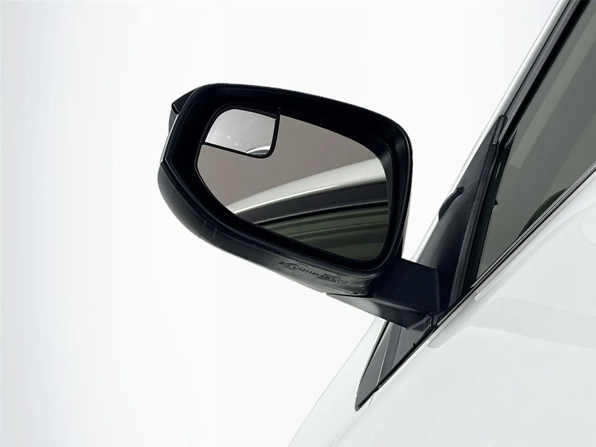 2018 Toyota RAV4 LE thumbnail 5
