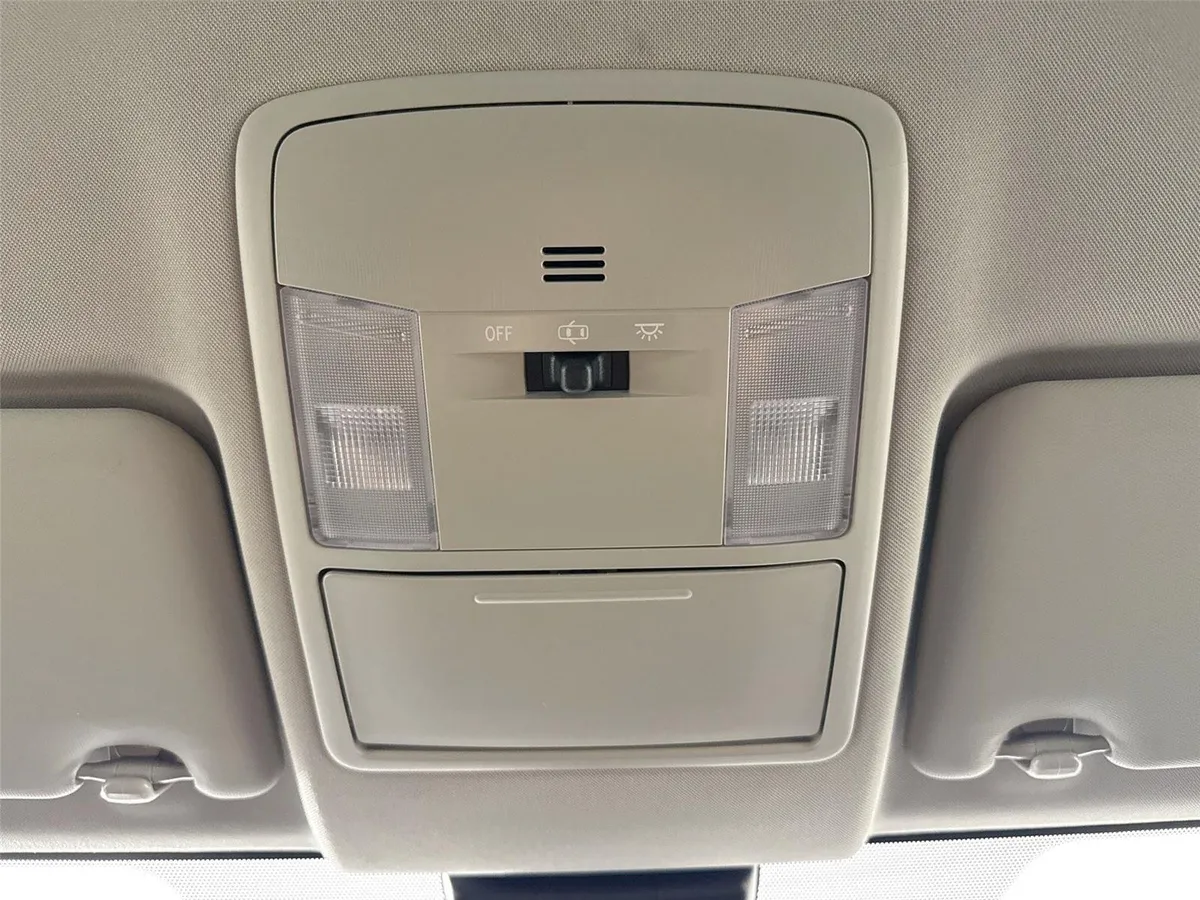 2018 Toyota RAV4 LE thumbnail 6
