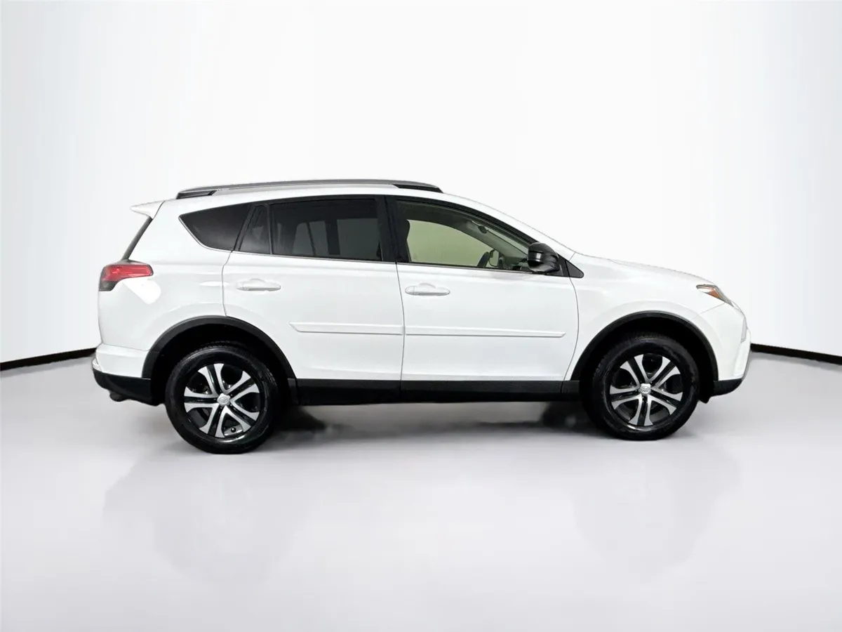 2018 Toyota RAV4 LE thumbnail 9