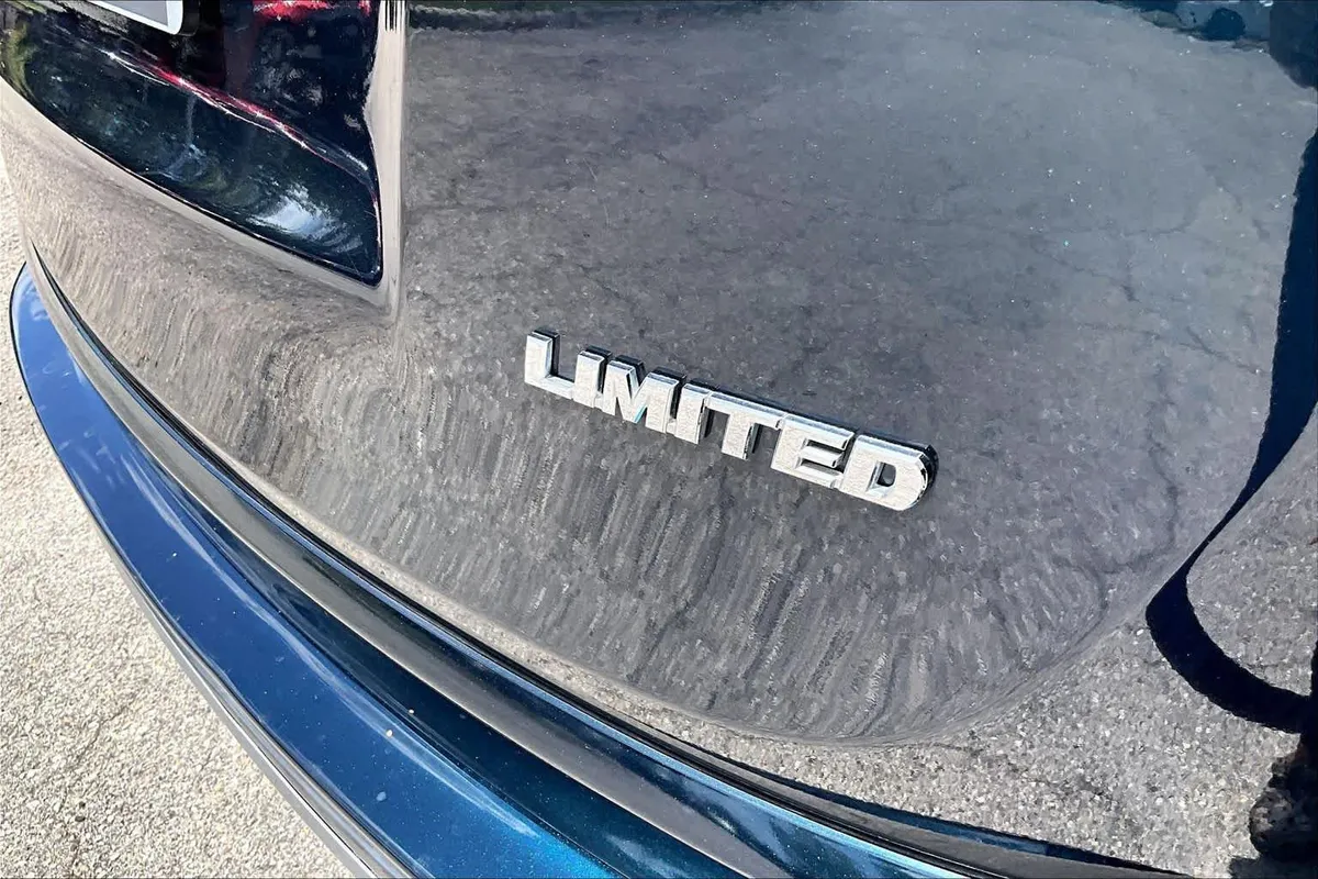 2018 Toyota RAV4 Limited thumbnail 10