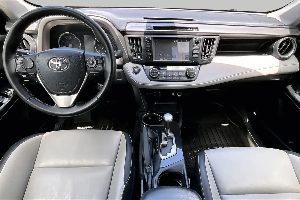 2018 Toyota RAV4 Limited thumbnail 16