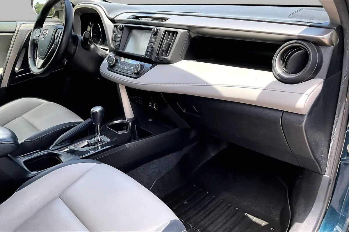 2018 Toyota RAV4 Limited thumbnail 19