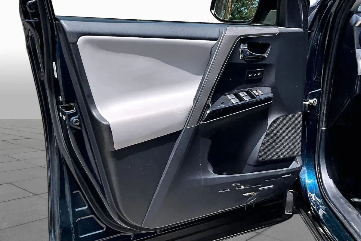 2018 Toyota RAV4 Limited thumbnail 26