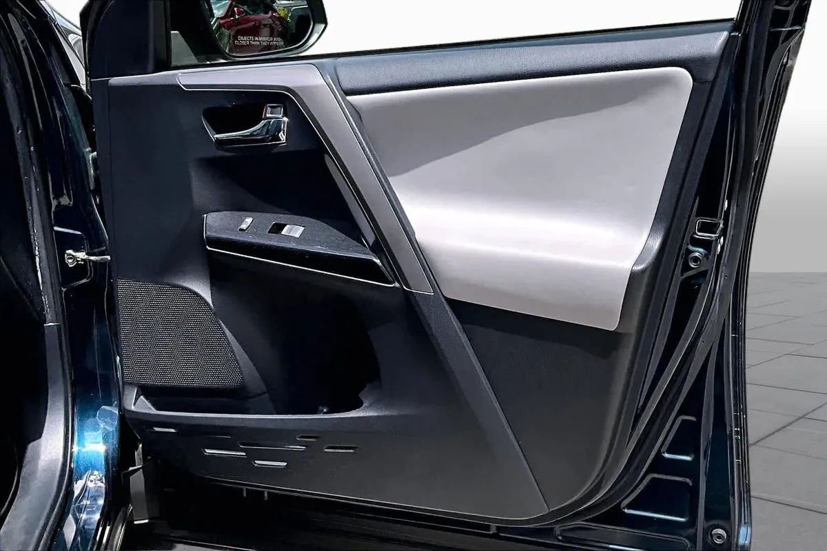 2018 Toyota RAV4 Limited thumbnail 27