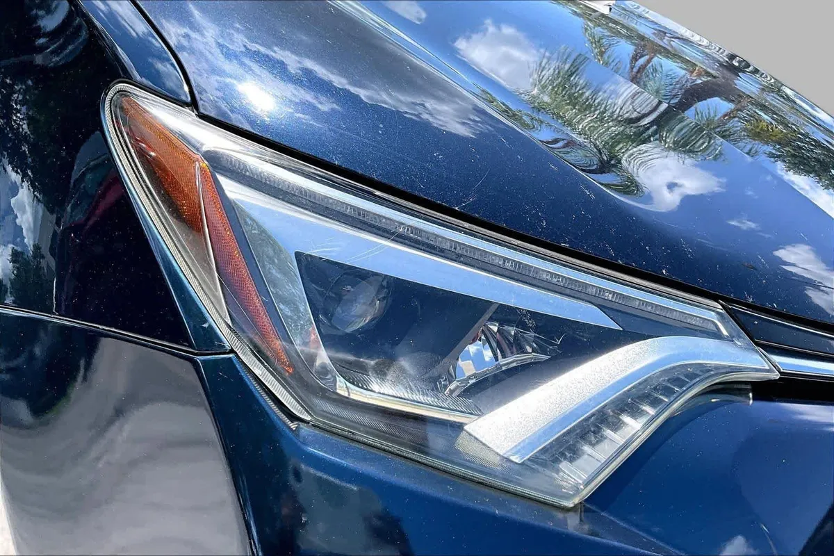 2018 Toyota RAV4 Limited thumbnail 28