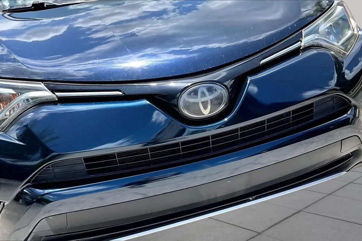 2018 Toyota RAV4 Limited thumbnail 30