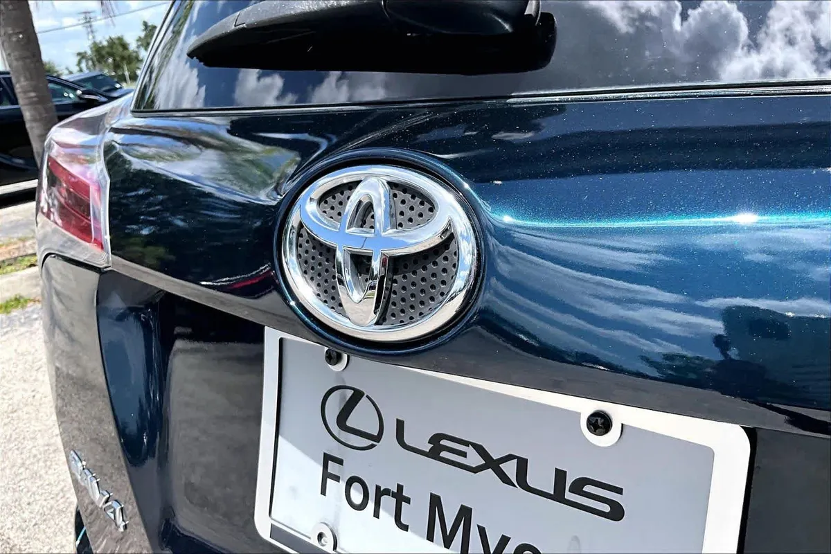2018 Toyota RAV4 Limited thumbnail 31