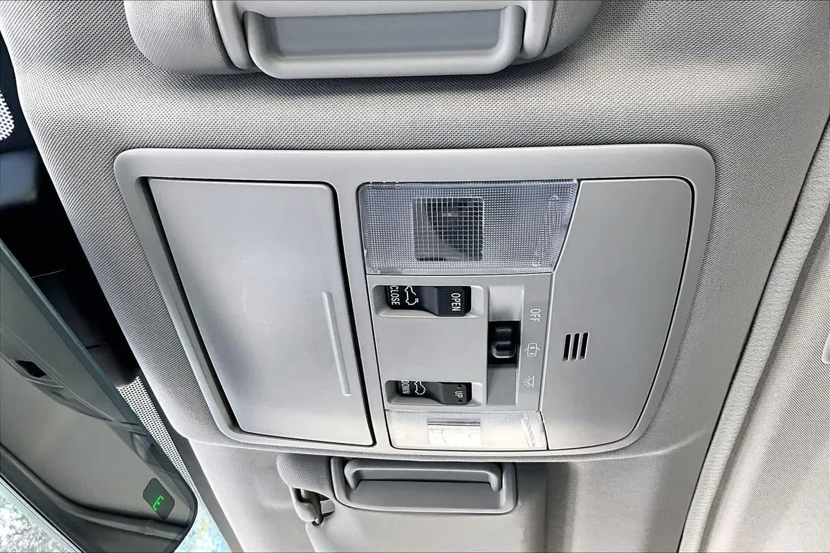 2018 Toyota RAV4 Limited thumbnail 32