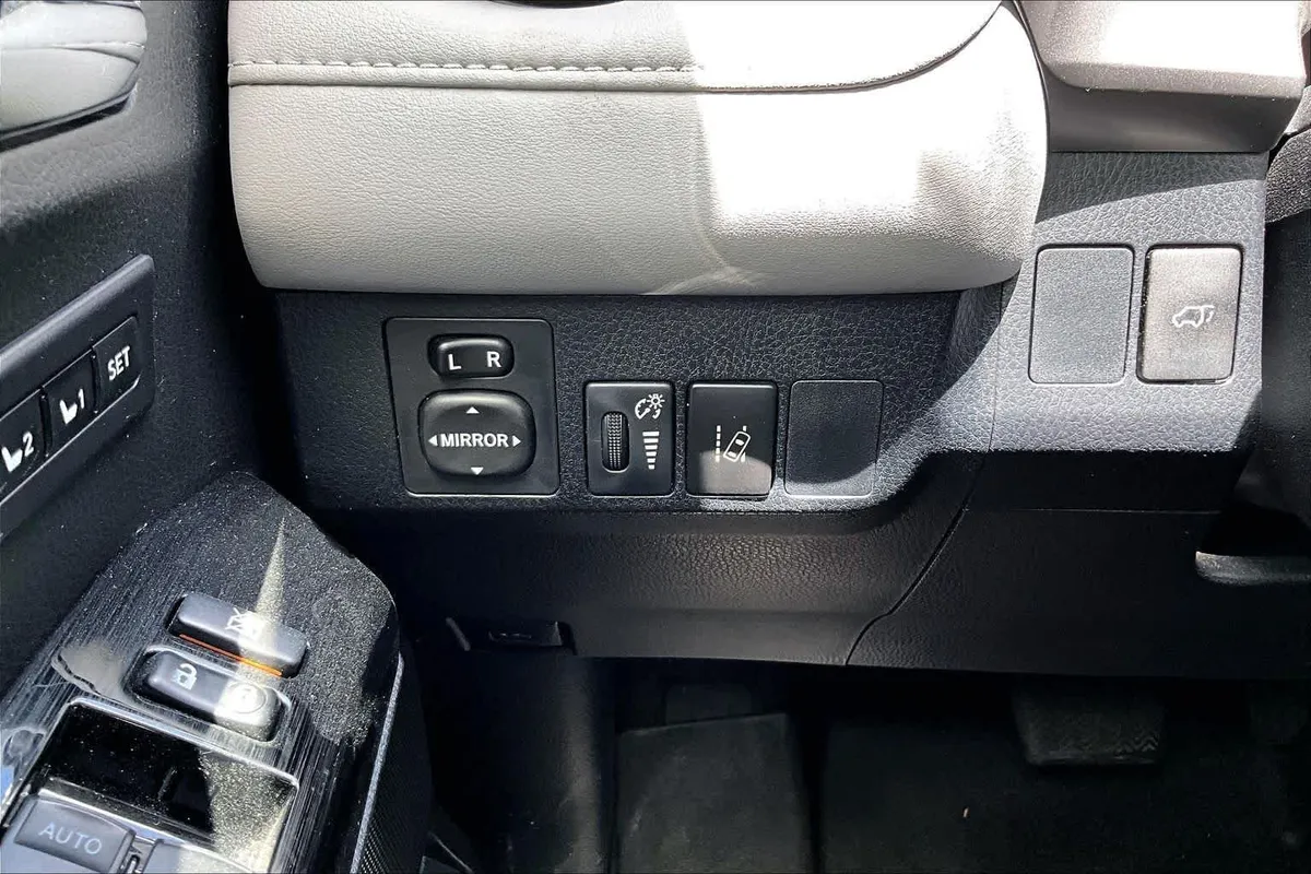2018 Toyota RAV4 Limited thumbnail 34
