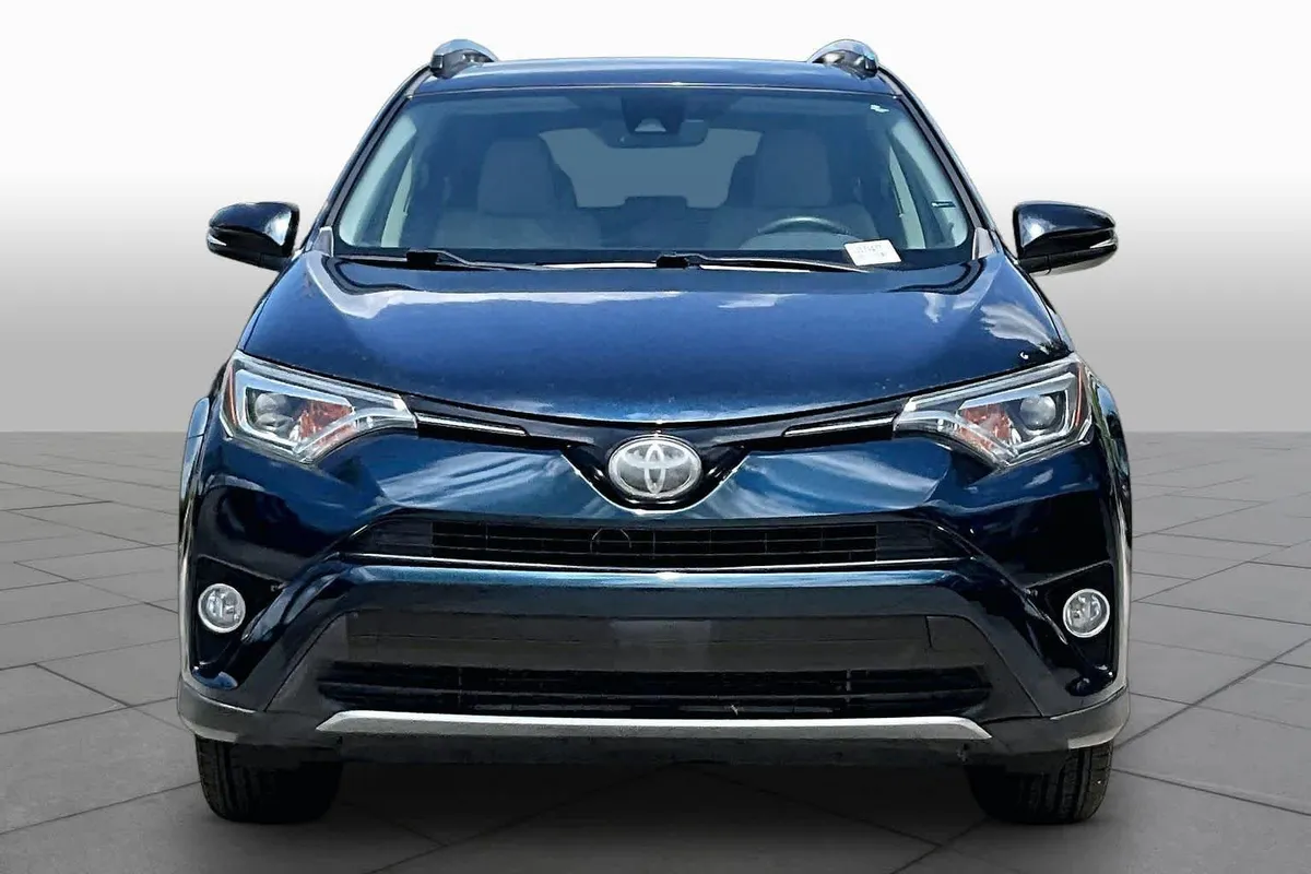 2018 Toyota RAV4 Limited thumbnail 4