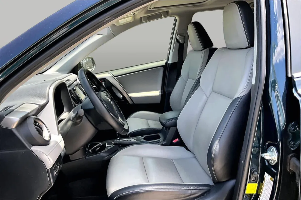 2018 Toyota RAV4 Limited thumbnail 8