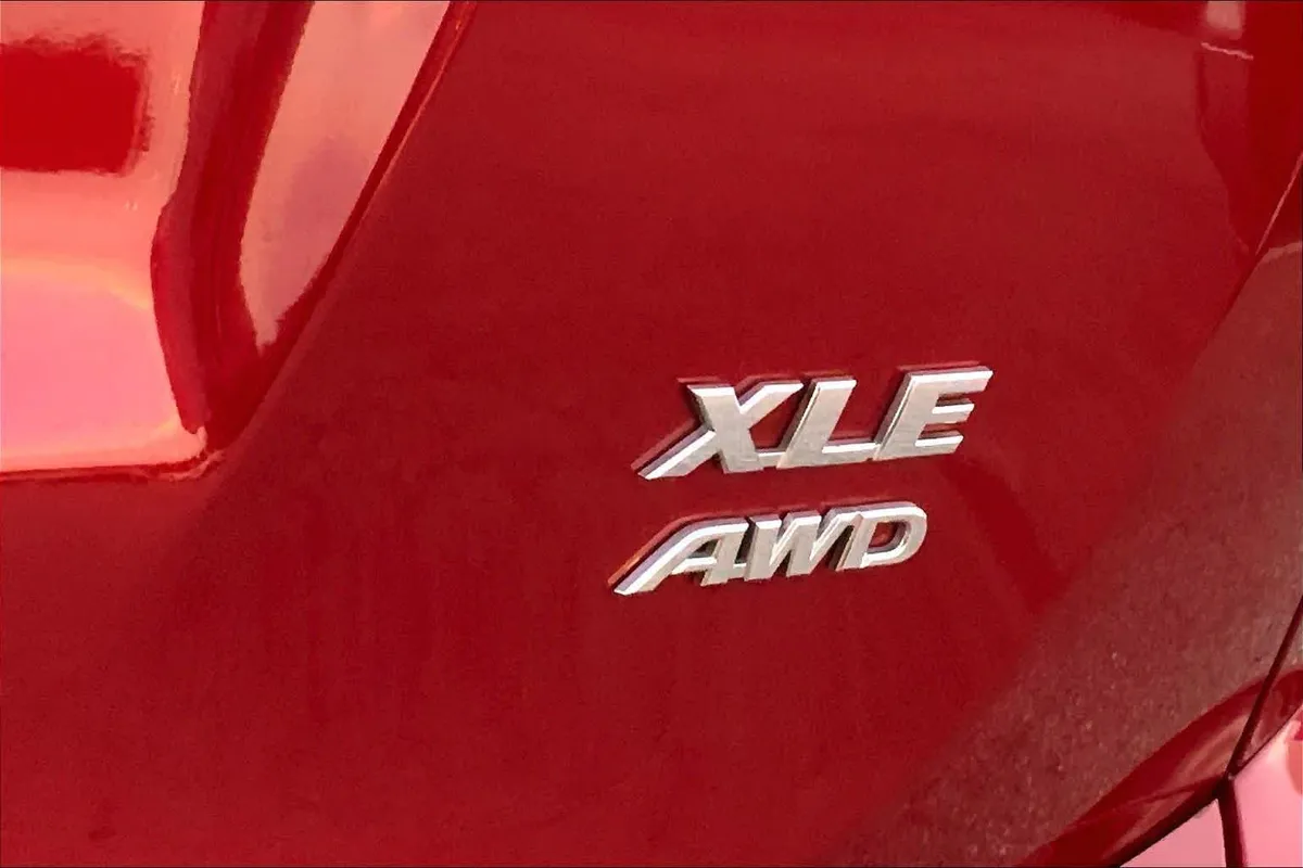 2018 Toyota RAV4 XLE thumbnail 10