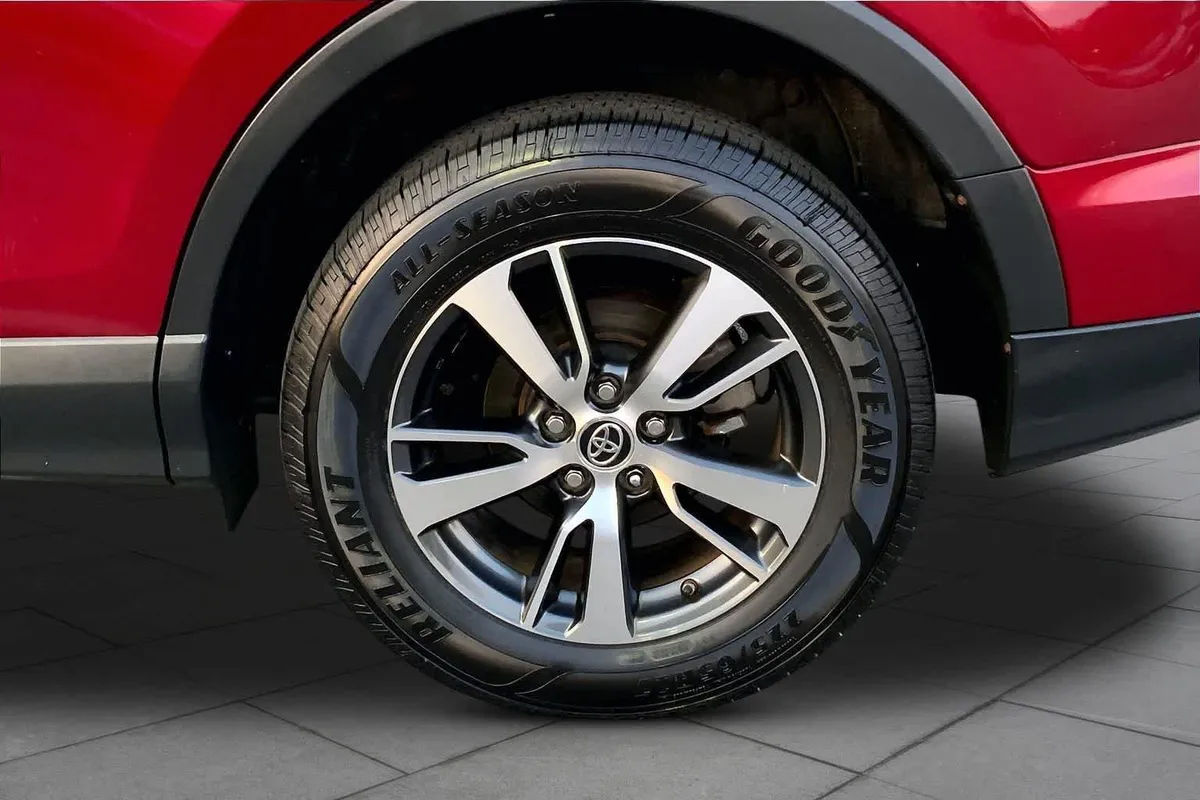 2018 Toyota RAV4 XLE thumbnail 11