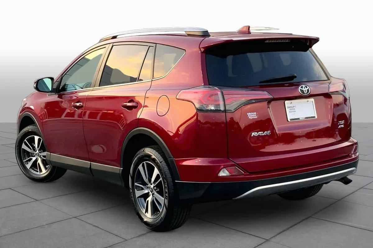 2018 Toyota RAV4 XLE thumbnail 12