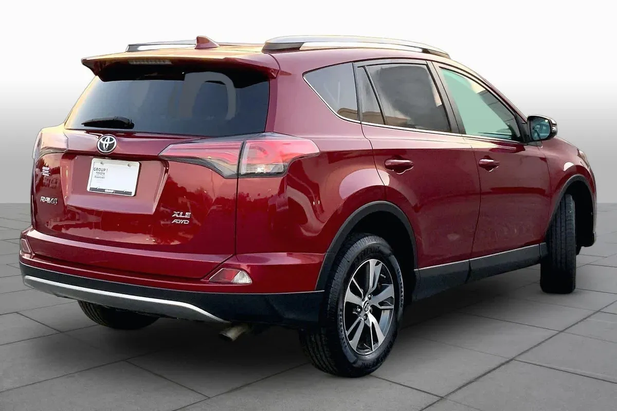2018 Toyota RAV4 XLE thumbnail 13