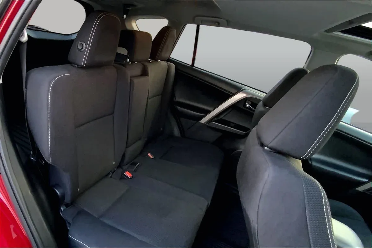 2018 Toyota RAV4 XLE thumbnail 19