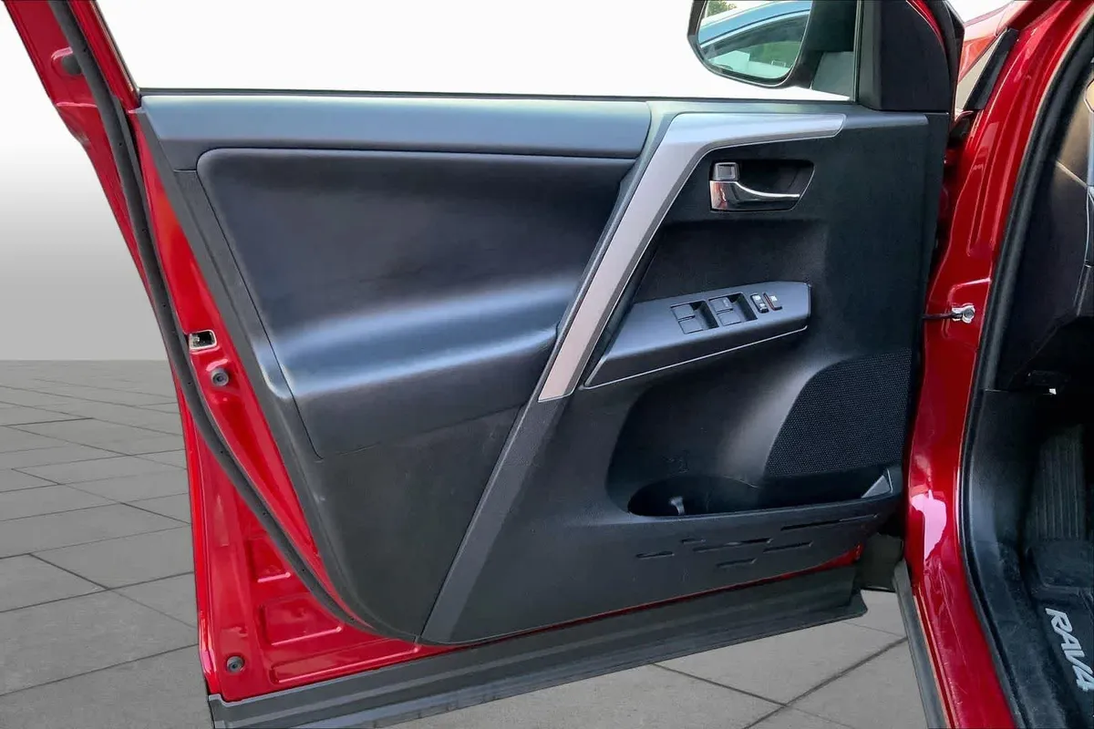 2018 Toyota RAV4 XLE thumbnail 21