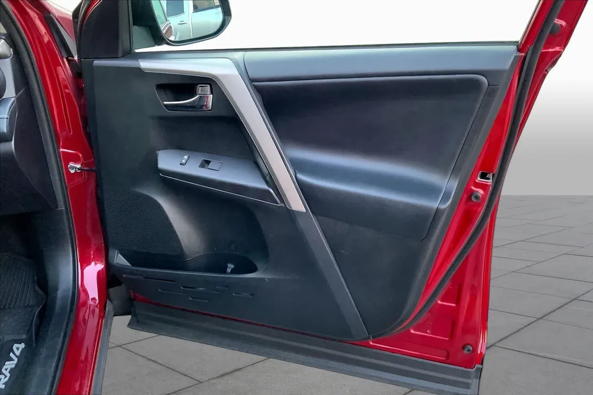 2018 Toyota RAV4 XLE thumbnail 22