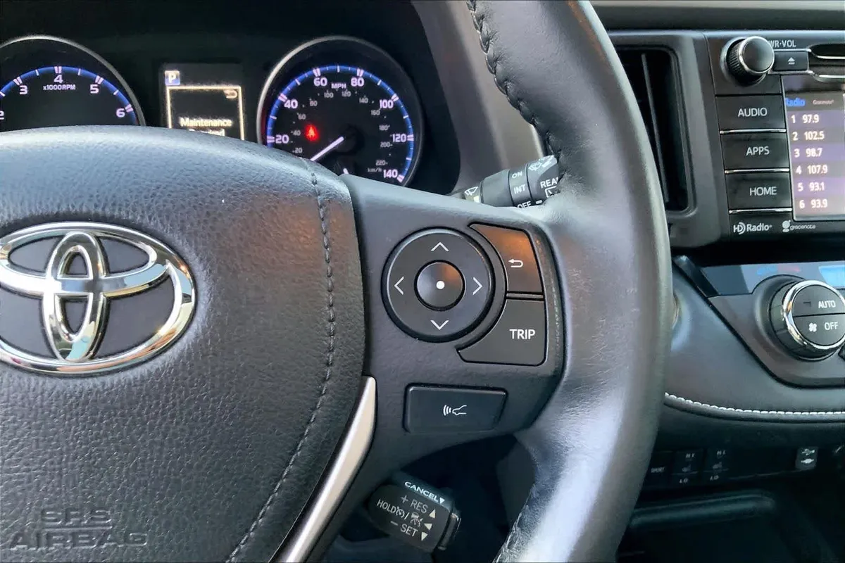 2018 Toyota RAV4 XLE thumbnail 24