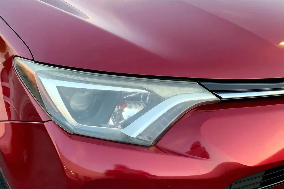 2018 Toyota RAV4 XLE thumbnail 26