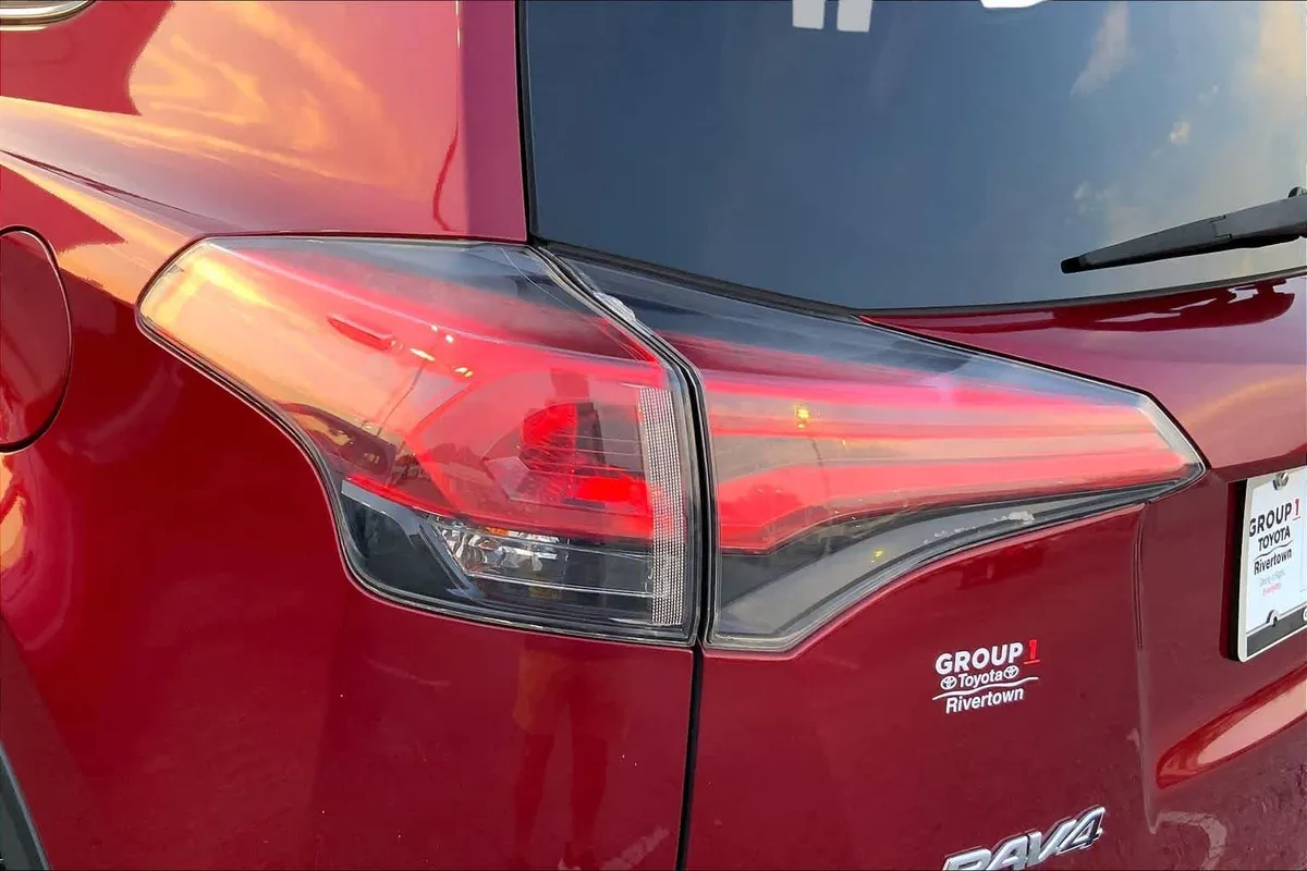 2018 Toyota RAV4 XLE thumbnail 27