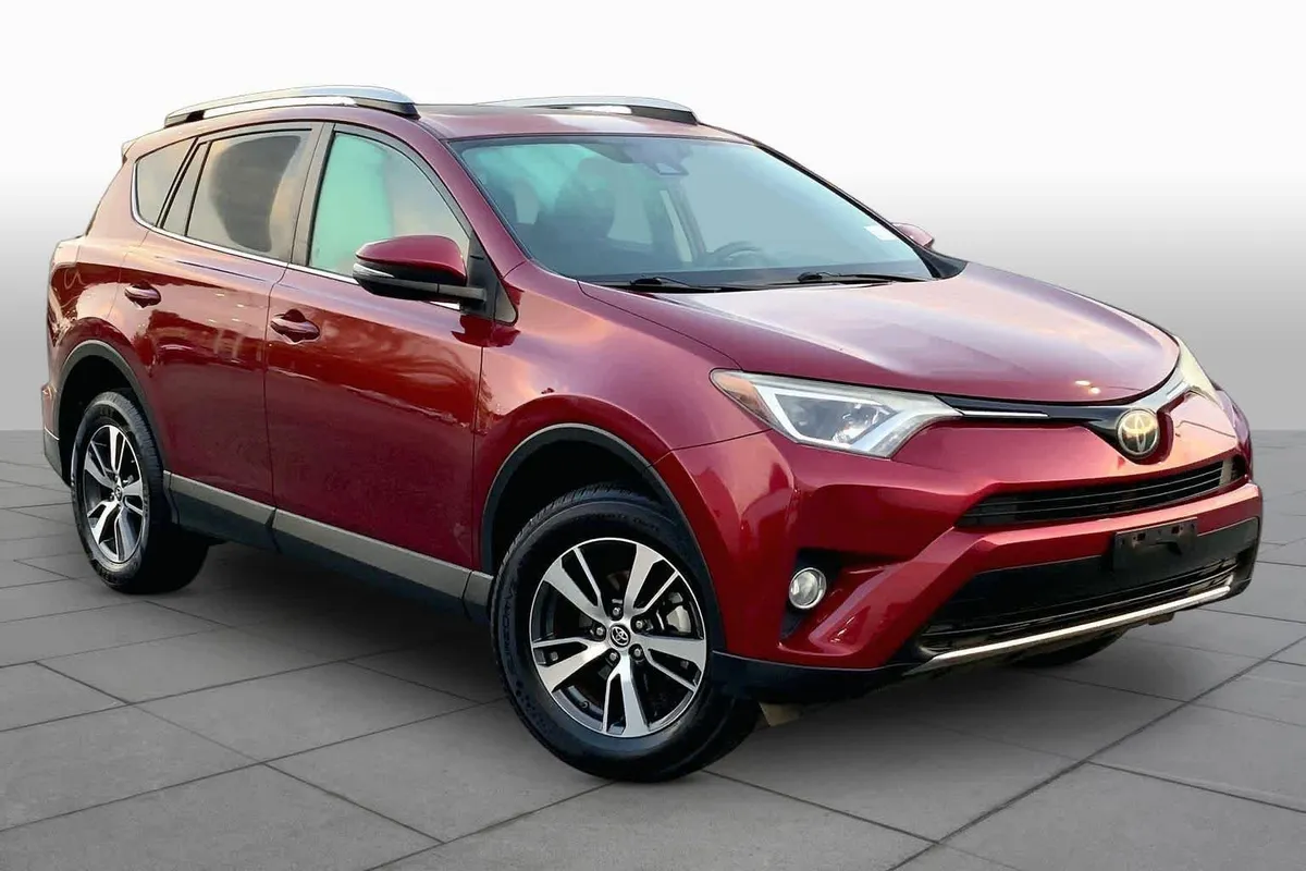 2018 Toyota RAV4 XLE thumbnail 3