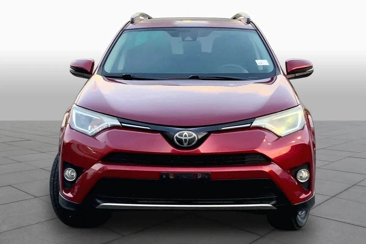 2018 Toyota RAV4 XLE thumbnail 4