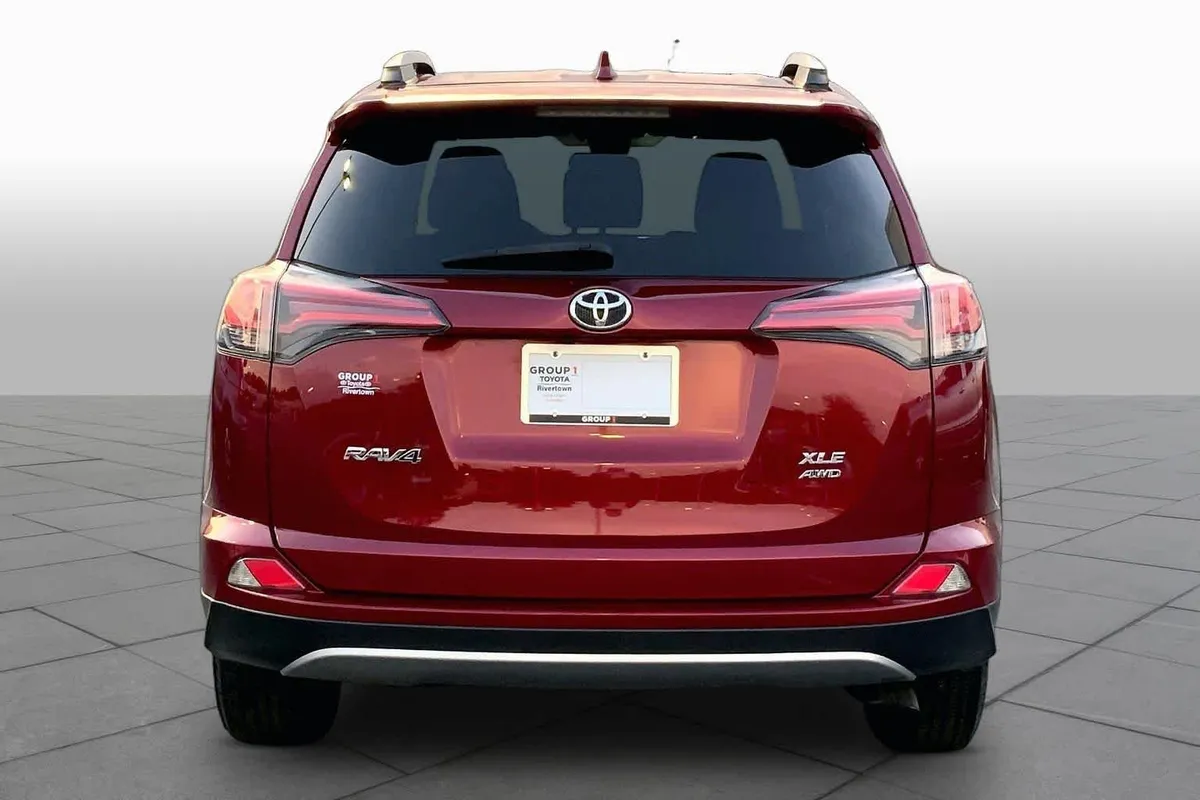 2018 Toyota RAV4 XLE thumbnail 5