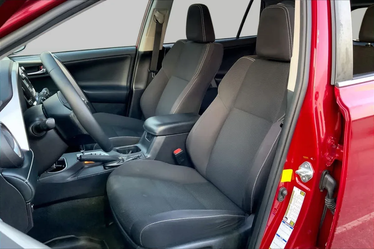 2018 Toyota RAV4 XLE thumbnail 8