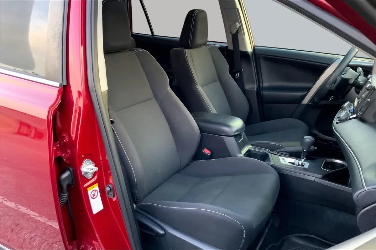 2018 Toyota RAV4 XLE thumbnail 9