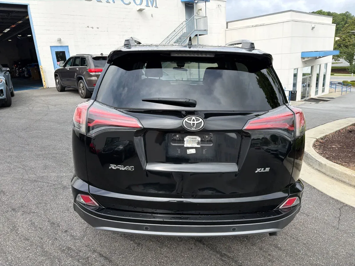 2018 Toyota RAV4 XLE thumbnail 10