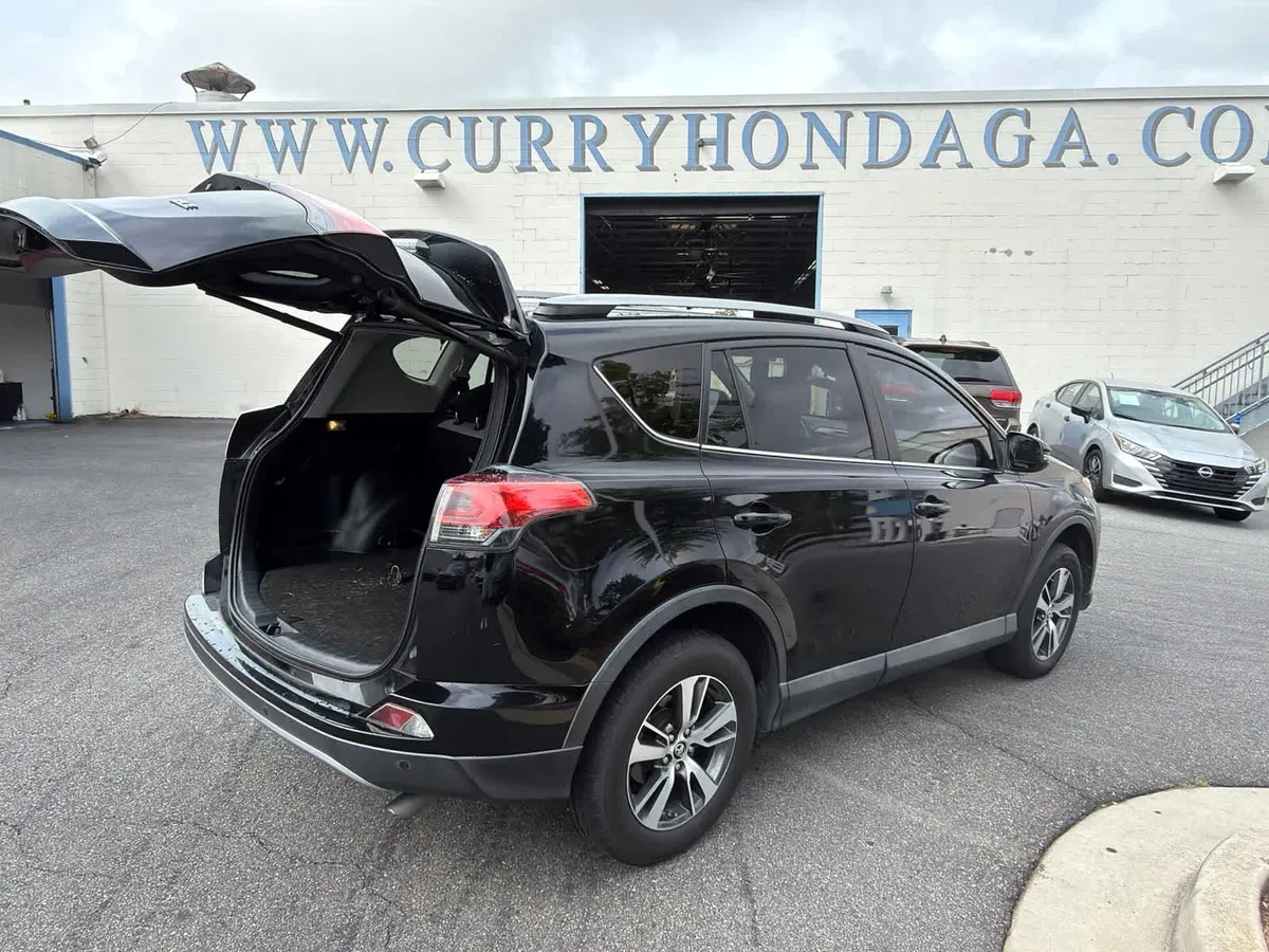 2018 Toyota RAV4 XLE thumbnail 11