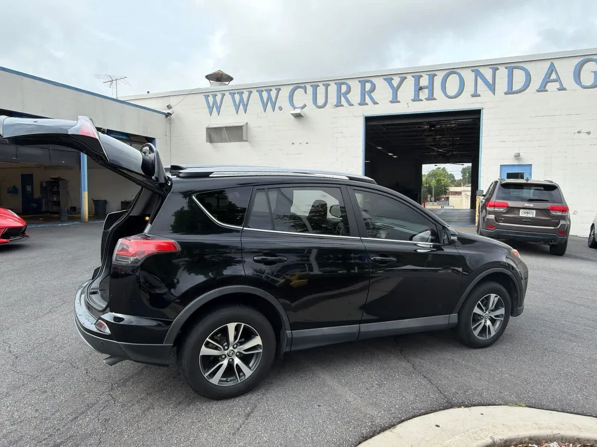 2018 Toyota RAV4 XLE thumbnail 12